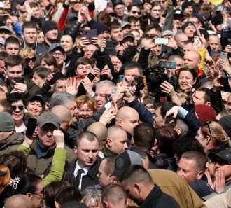 Петр Порошенко в кругу своих сторонников на НСК Олимпийский Петр Порошенко в кругу своих сторонников на НСК Олимпийский