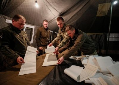 Бойцы ВСУ на выборах президента / Reuters