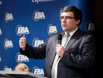 Чиновник полагает, что у украинцев есть два варианта: за Порошенко или в рабы России / Фото: Facebook/Ростислав Павленко