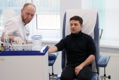 "Я уже набил руку": бравший кровь у Зеленского врач рассказал о съемках в Сватах