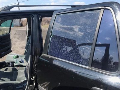 Автомобиль волонтера попал под обстрел / Фото: Facebook/Елена Разводовская