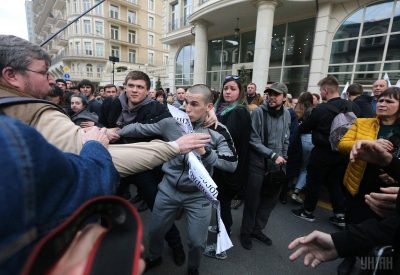 Драка под офисом Зеленского: митингующие подрались из-за плаката