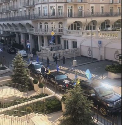 Под офис Зеленского заявились активисты и потребовали сдачи анализов: опубликовано видео