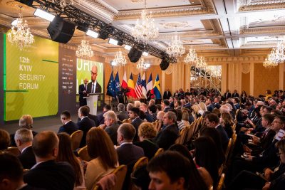 В Украине должны быть размещены военные подразделения НАТО - Яценюк