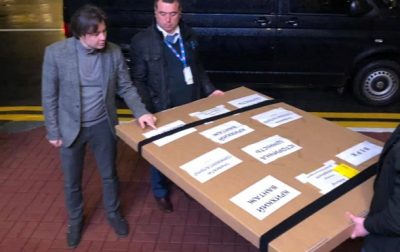 Глава Минкульта Евгений Нищук принимает грамоту / скриншот из видео