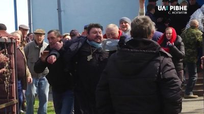 "Ганьба": на Ровенщине священника УПЦ МП вытолкали из церкви