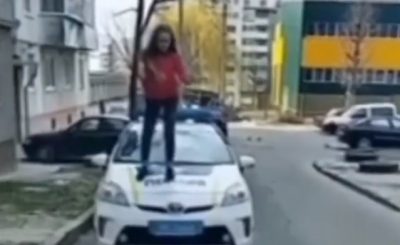 В Ровно школьница станцевала на полицейском авто, родителям грозят наказанием