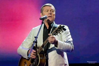 "Однополые браки и толерантность": Звезда русского "блатняка" объяснил пожар в Нотр-Дам де Пари