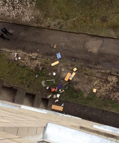 "Казарма с ненормальными надзирателями": Сотрудники общежития ведущего вуза швыряют из окна вещи студентов - фото