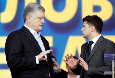 Эксперт сообщил, что Петр Порошенко "выливает" Владимиру Зеленскому за шиворот черпачки коричневой жижи