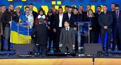 Зеленский и Порошенко стоят на коленях перед украинским народом