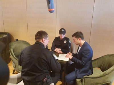 К Владимиру Зеленскому пришла полиция К Владимиру Зеленскому пришла полиция