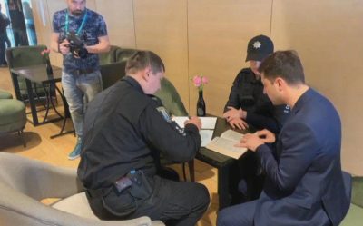 К Владимиру Зеленскому пришла полиция К Владимиру Зеленскому пришла полиция