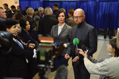 Арсений Яценюк с супругой на избирательном участке 