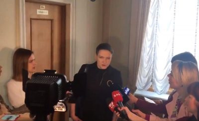 "Не убейтесь": Савченко пришла в Раду и столкнулась с журналистами - опубликовано видео