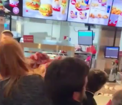 В России в одном из ресторанов быстрого питания посетители толкались возле касс из-за бесплатных бургеров