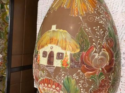 В Житомире съели 100-килограммовую шоколадную писанку: опубликованы фото
