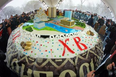 "О, скрепоносцы выстроились за подачками": в Екатеринбурге устроили треш-давку из-за бесплатного кулича