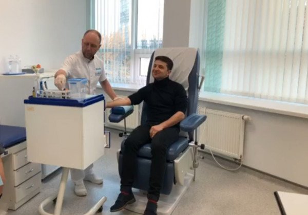 Зеленский с победной улыбкой проходит медэкспертизу: трансляция