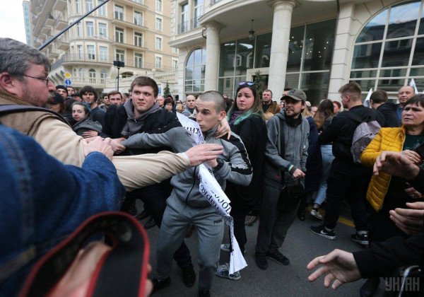 Драка под офисом Зеленского: митингующие подрались из-за плаката