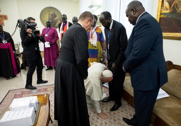 Папа Римский Франциск поцеловал ноги суданским лидерам, но своего не добился