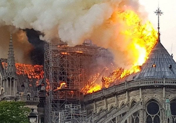 Пожар в Соборе Парижской Богоматери: обрушились шпиль и крыша