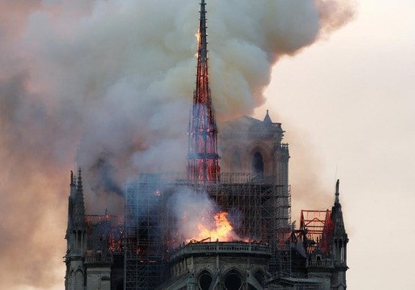 "Пожар случился после визита украинских кандидатов": соцсети обсуждают пожар в Соборе Парижской Богоматери