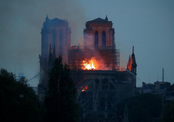 Горит Собор Парижской Богоматери: что известно о французской трагедии