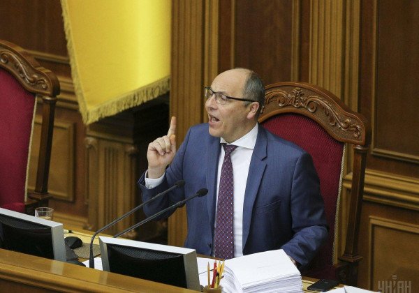 Иждивенцы государства: Парубий и Ко получили по 20 тысяч за аренду жилья в июне - список