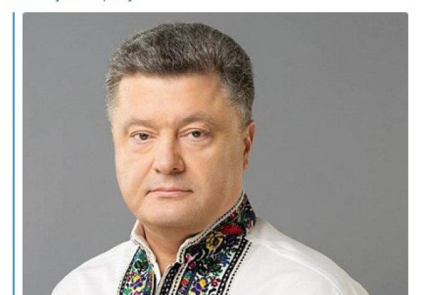 Призывавший прийти на выборы в вышиванке Порошенко явился на участок в костюме