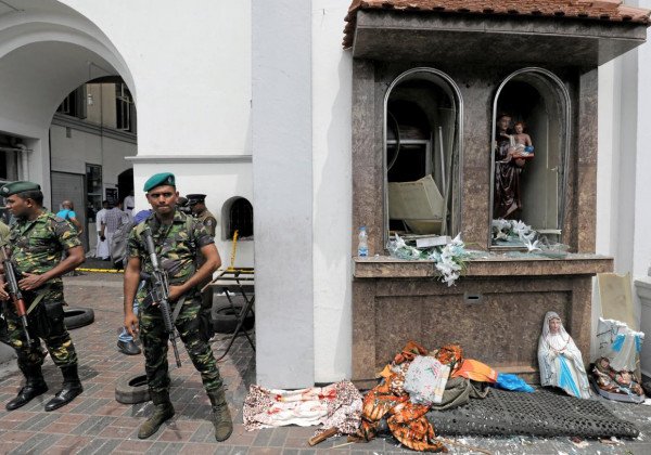 Теракт в Шри-Ланке: восемь взрыров, сотни жертв, комендантский час