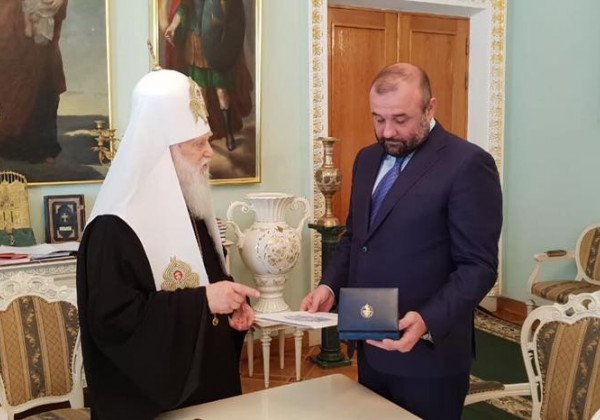 Филарет наградил Нарика орденом Архистратига Михаила