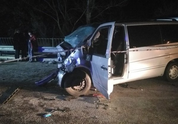 Жуткое ДТП в Крыму: легковушка протаранила бус, погибли пятеро