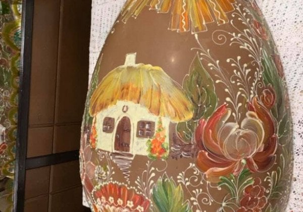 В Житомире съели 100-килограммовую шоколадную писанку: опубликованы фото