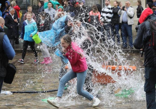 Поливальный понедельник: от мокрого мэра до флешмоба – как отметили разные города Украины