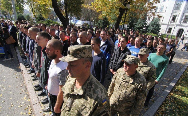 Берцы вместо зачетки: абитуриентов забирают в армию, несмотря на решение КМУ