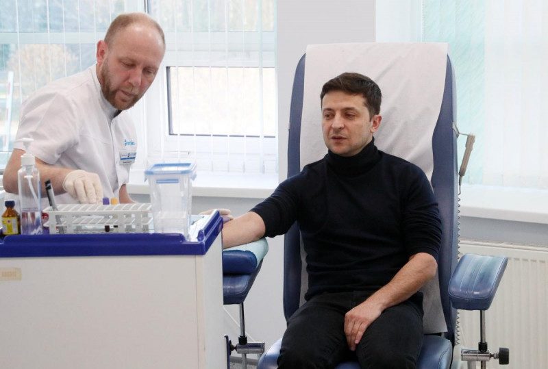 "Я уже набил руку": бравший кровь у Зеленского врач рассказал о съемках в Сватах