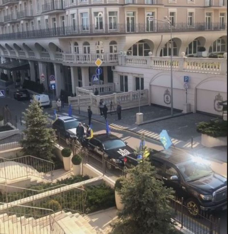 Под офис Зеленского заявились активисты и потребовали сдачи анализов: опубликовано видео