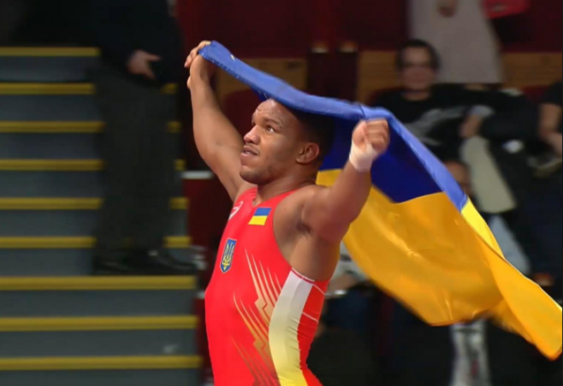 Украинец Беленюк сплясал с флагом после победы на чемпионате Европы