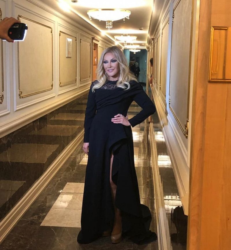 "Вот это разрез!": Таисия Повалий покрасовалась в смелом платье на российской премии