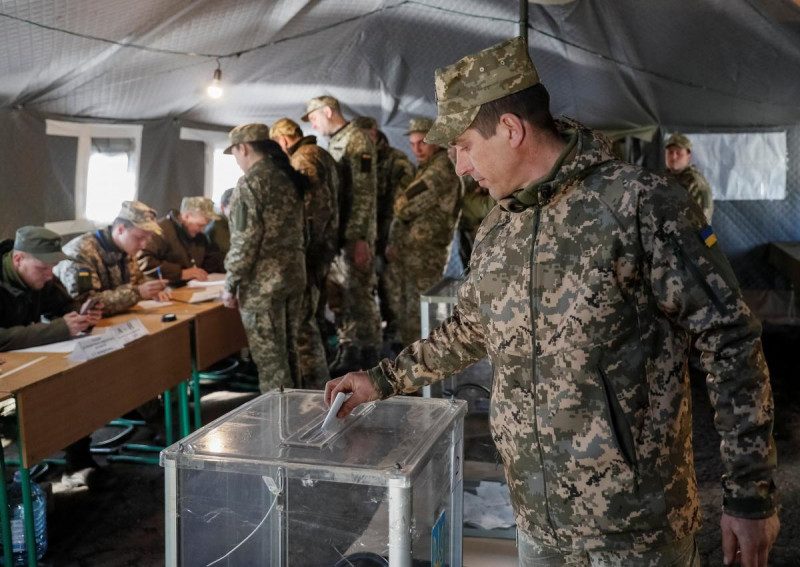 В ЦИК озвучили, как голосовали на выборах президента солдаты и офицеры ВСУ в зоне ООС