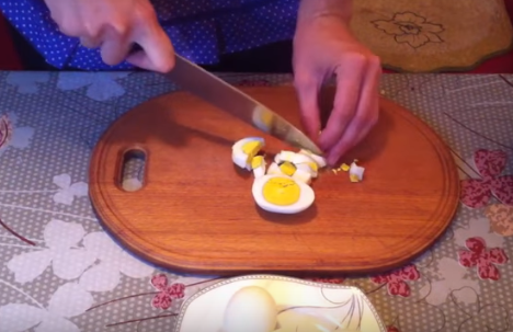 Зеленый борщ классический: как нарезать яйца