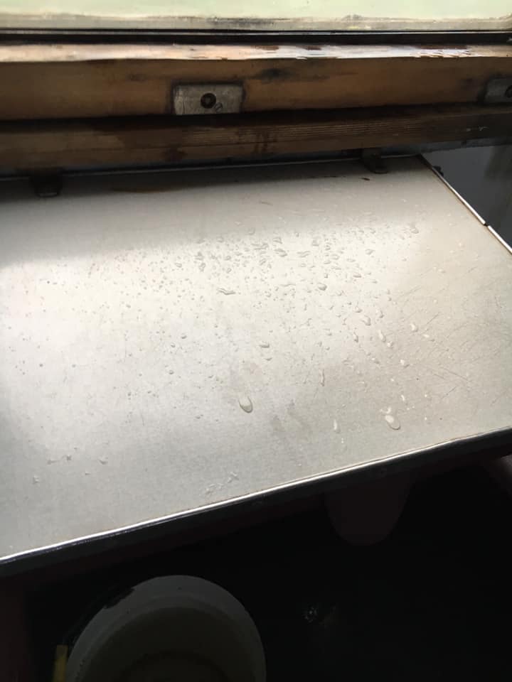 В вагоне поезда Киев – Николаев крыша дала течь