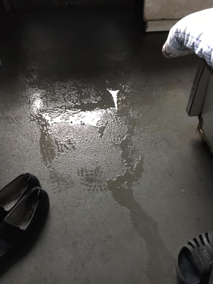 В вагоне поезда Киев – Николаев крыша дала течь