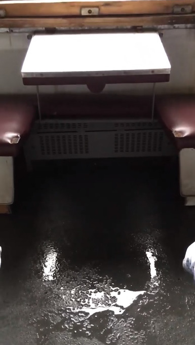 В вагоне поезда Киев – Николаев крыша дала течь