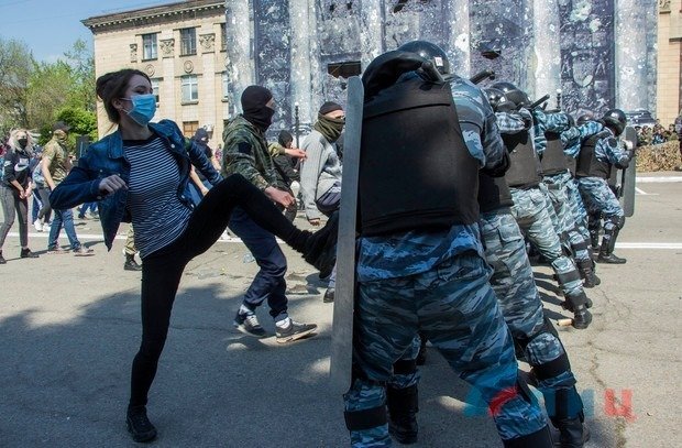 В Луганске разыграли фальшивый захват Рейхстага и противостояние на Майдане