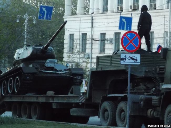 В Крыму российские военные репетировали парады к 9 мая В Крыму российские военные репетировали парады к 9 мая
