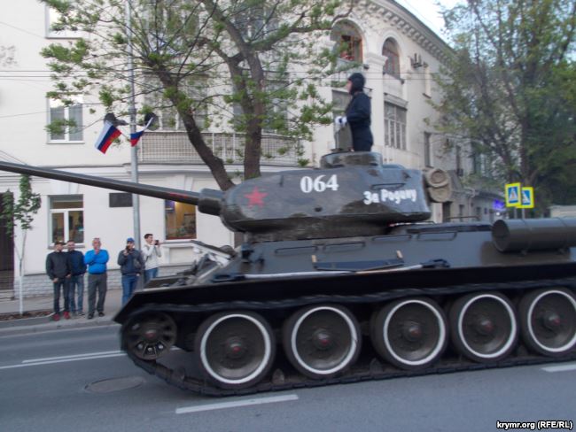В Крыму военные РФ репетировали парады к 9 мая В Крыму военные РФ репетировали парады к 9 мая