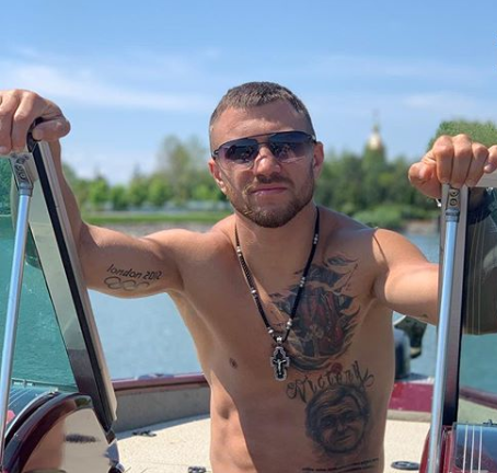 Василий Ломаченко написал, что его рука Василий Ломаченко написал, что его рука