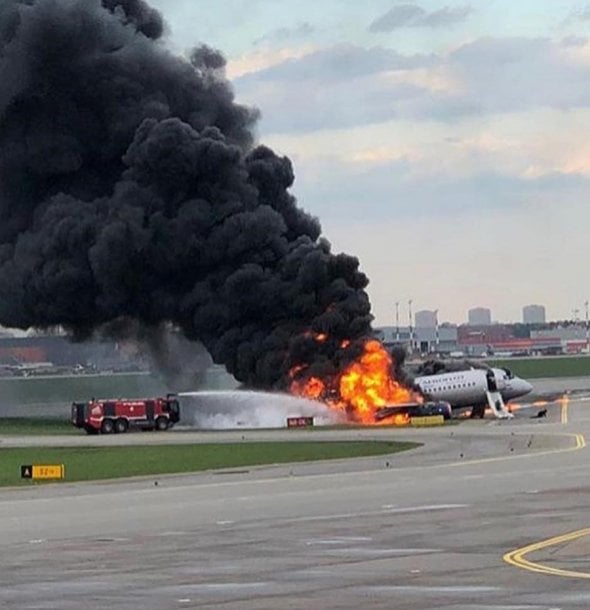 Пламя и крики ужаса: опубликовано видео из салона горящего самолета в Шереметьево